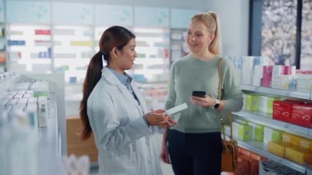 Pharmacien et client en Pharmacie — Video