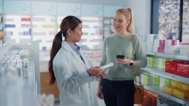 Farmacéutico y Cliente en Farmacia — Vídeo de stock