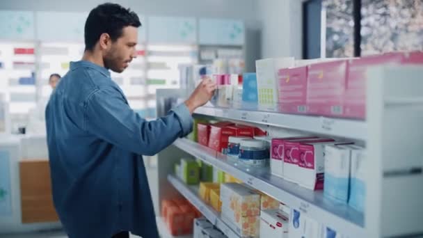 Cliente en Farmacia — Vídeo de stock