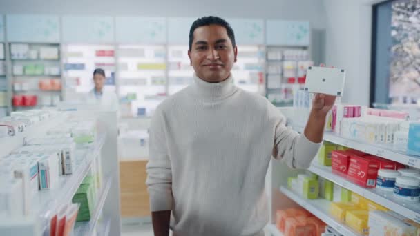 Клієнт утримує медицину - макаунта в аптеці — стокове відео