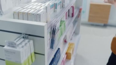 İsimsiz Müşteri Eczaneden İlaç Satın Alıyor