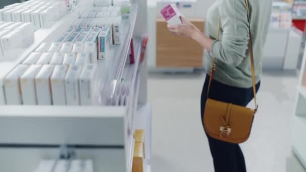 Client anonyme qui achète des médicaments en pharmacie — Video