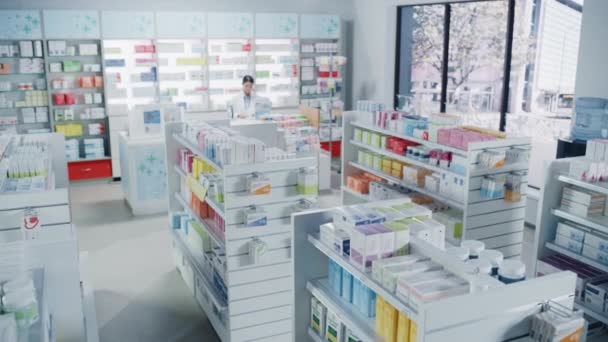 Φαρμακείο με φαρμακοποιό — Αρχείο Βίντεο