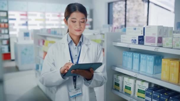 Аптека с фармацевтом с помощью планшетного компьютера — стоковое видео
