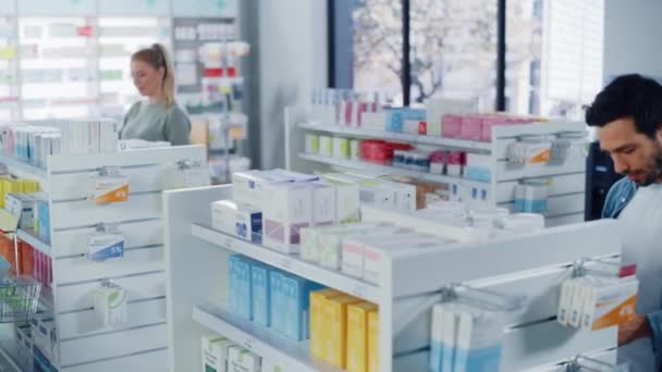 Аптека с людьми — стоковое видео