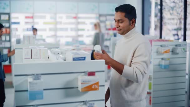 Cliente en Farmacia — Vídeo de stock