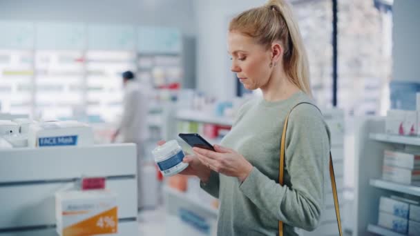 Cliente en Farmacia — Vídeo de stock