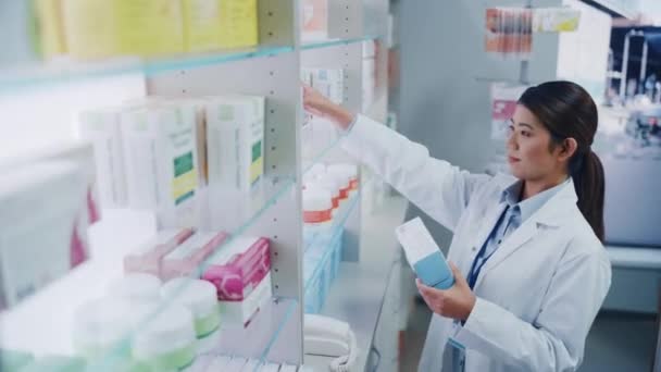 Фармацевт в аптеке — стоковое видео