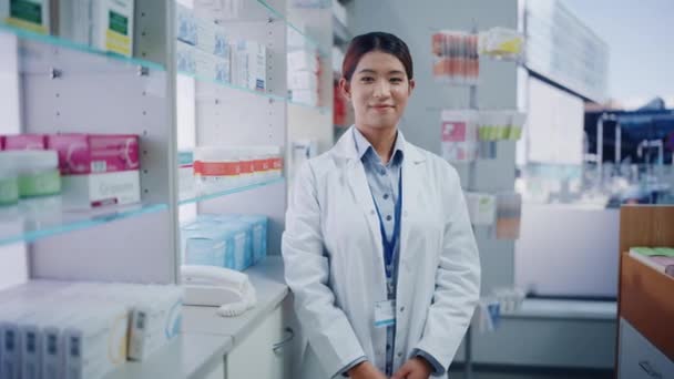 Lékárník ve farmacii — Stock video