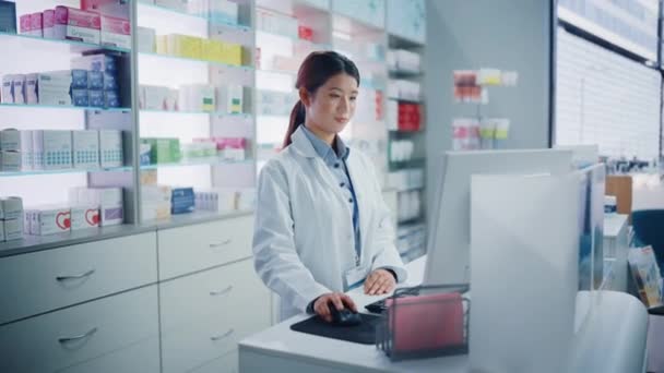 Farmacéutico en Farmacia — Vídeo de stock