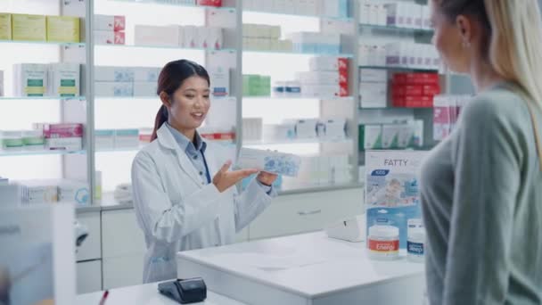 Lékárník a zákazník ve farmacii — Stock video