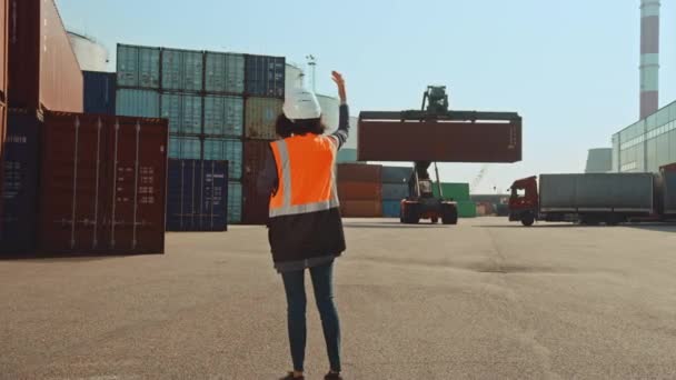Промышленный инженер контролирует обработчик контейнеров — стоковое видео