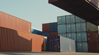 Terminalde çalışan konteyner taşıyıcısı