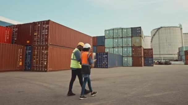 Industriële ingenieurs met tablet in containerterminal — Stockvideo