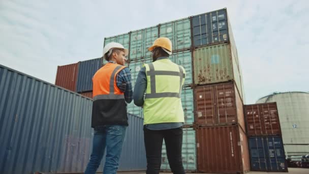 Инженеры-промышленники в контейнерном терминале — стоковое видео