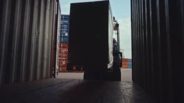 Terminal 'de bir taşıyıcı boşaltılıyor