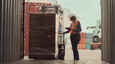 İşçi ve Forklift Sürücü Yükleme Konteynırı