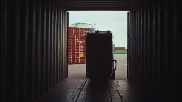 Vorkheftruck Lossen van een container in Terminal — Stockvideo