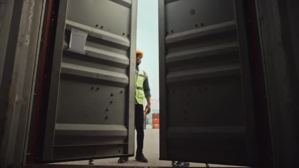 Engenheiros Industriais Abertura Container — Vídeo de Stock