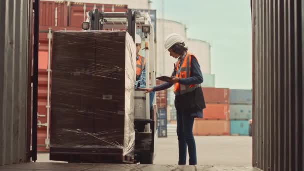 Trabalhador e Empilhadeira Driver Carregando Container — Vídeo de Stock