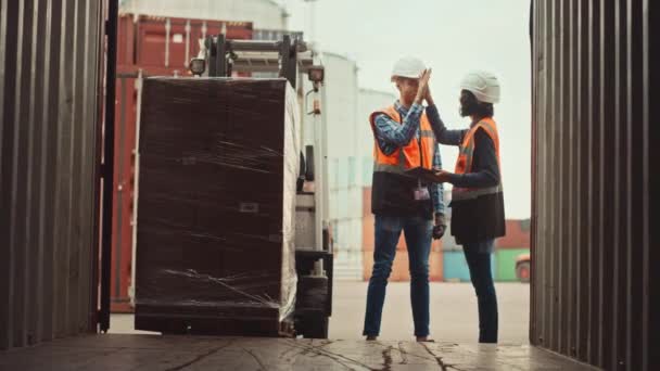 Trabalhador e Empilhadeira Driver Carregando Container — Vídeo de Stock