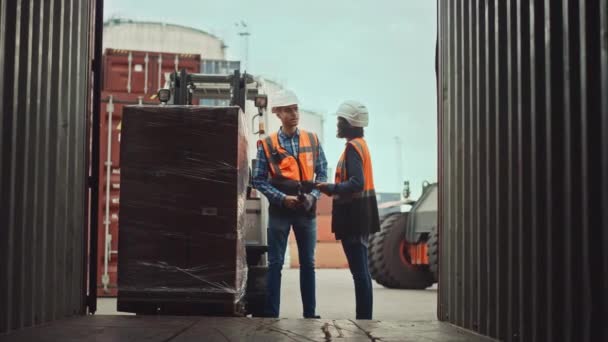 İşçi ve Forklift Sürücü Yükleme Konteynırı — Stok video