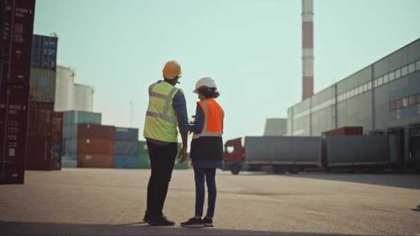 Industriella ingenjörer i containerterminalen — Stockvideo