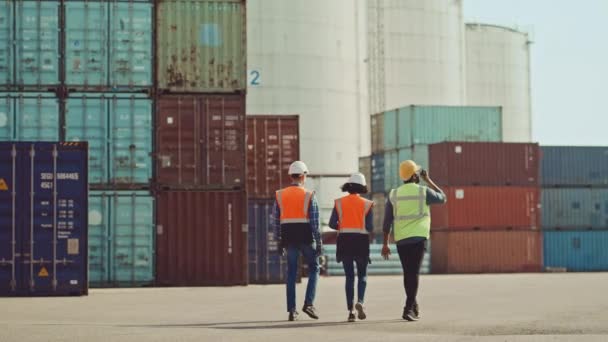 Ingenieros industriales caminan en la terminal de contenedores — Vídeo de stock