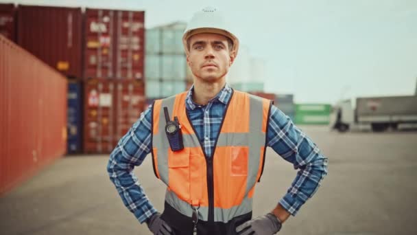 Portret Industrieel Ingenieur in Containerterminal — Stockvideo