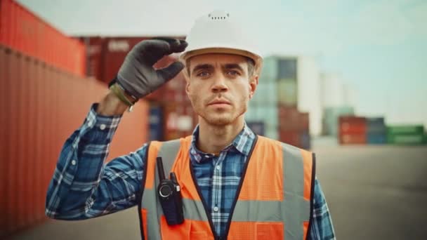 Porträtt industriingenjör i containerterminalen — Stockvideo