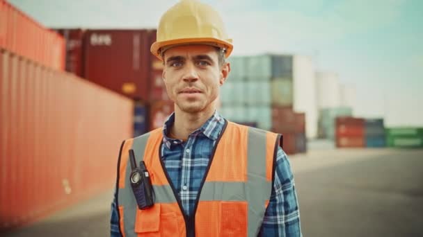 Engenheiro industrial de retrato no terminal de contêineres — Vídeo de Stock