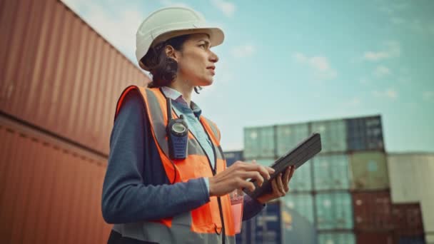 Retrato Ingeniero Industrial con Tablet en Terminal de Contenedores — Vídeo de stock