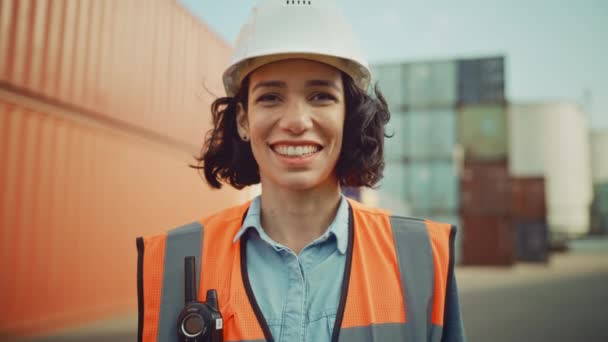 Portrait Ingénieur industriel dans le terminal à conteneurs — Video