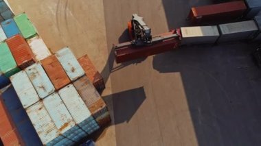 Terminalde çalışan konteyner taşıyıcısı