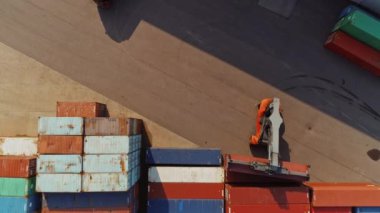 Terminalde çalışan konteyner taşıyıcısı