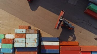Terminalde çalışan konteyner taşıyıcısı