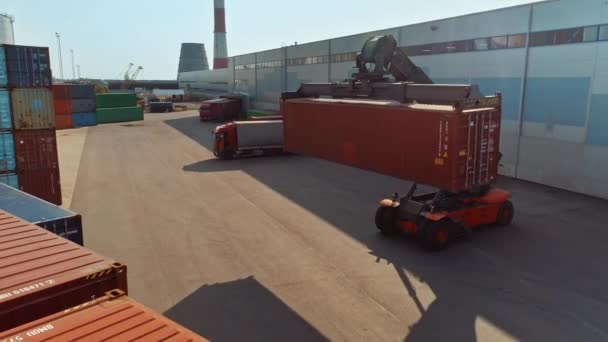 ターミナルで作業するコンテナハンドラー — ストック動画