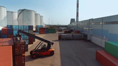 Terminalde çalışan konteyner taşıyıcısı