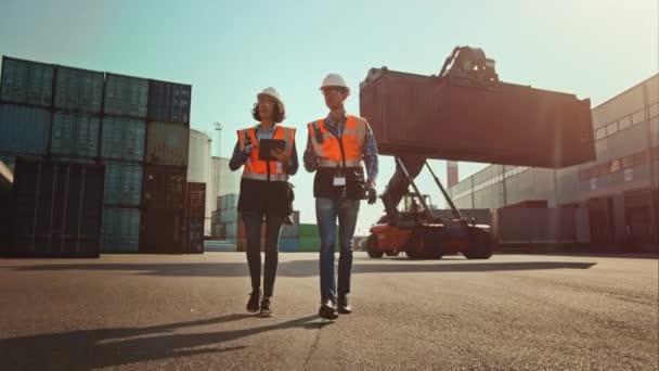 Industriële ingenieurs met tablet in containerterminal — Stockvideo