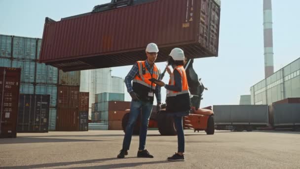 Industriële ingenieurs met tablet in containerterminal — Stockvideo