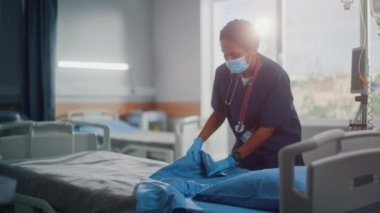 Maskeli Hastane Hemşiresi Yatakta