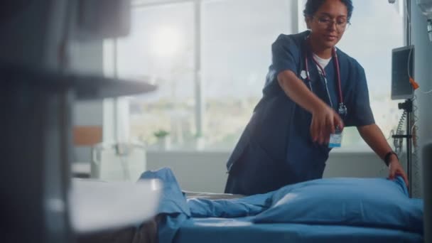 Enfermera de hospital haciendo cama — Vídeos de Stock