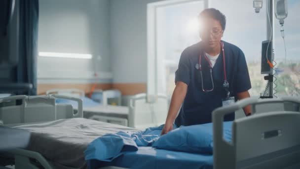 Krankenschwester auf der Krankenstation macht Bett — Stockvideo
