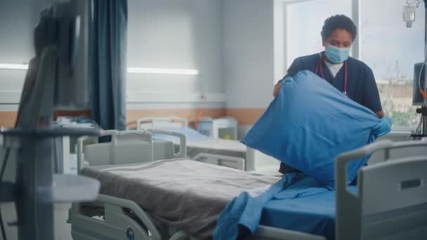 Hospital Ward Nurse in Face Mask Doing Bed — Stock Video