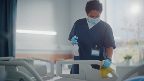 Enfermeira da ala do hospital na sala de limpeza da máscara facial — Vídeo de Stock