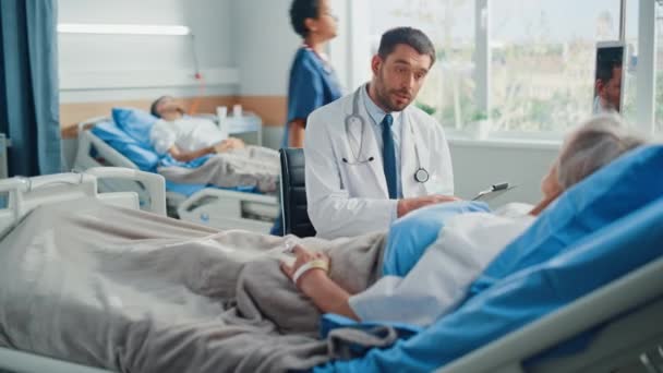 Médecin de quartier de l'hôpital et patient au lit — Video