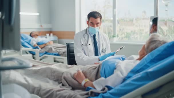 Lekarz oddziału szpitalnego i pacjent w łóżku — Wideo stockowe