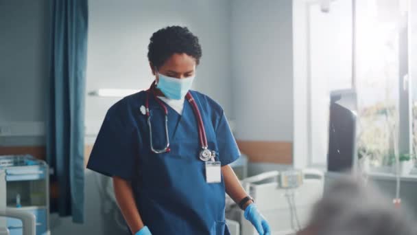 Enfermeira no Hospital Ward — Vídeo de Stock