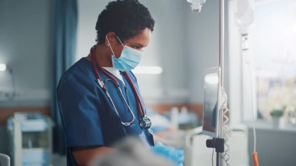 Krankenschwester arbeitet auf Krankenhausstation — Stockvideo