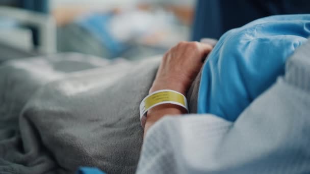 Hospital Ward Mano del paciente en la cama — Vídeo de stock